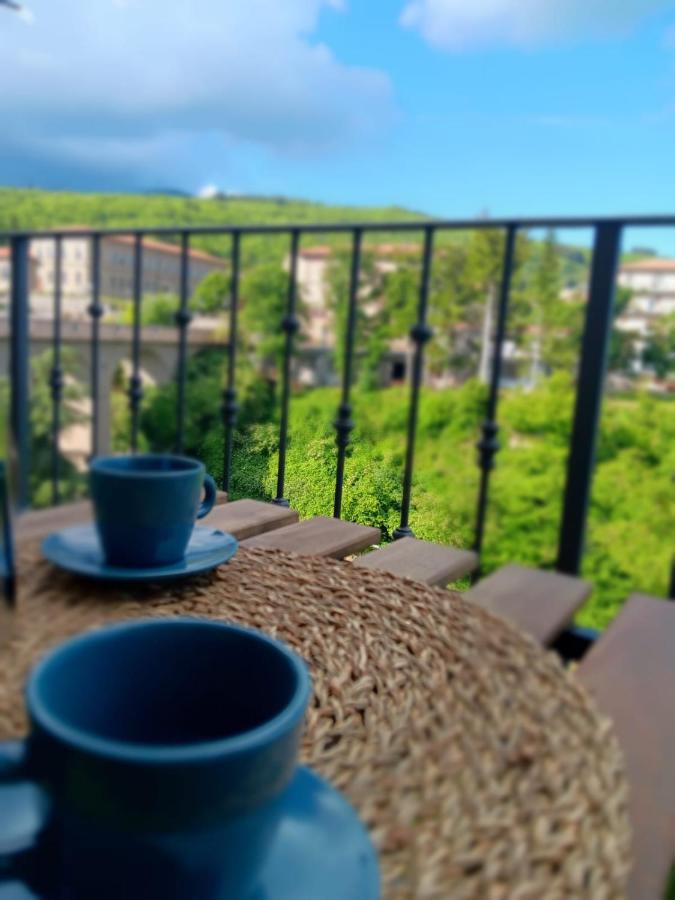 Caffè sul balcone affacciato sul verde