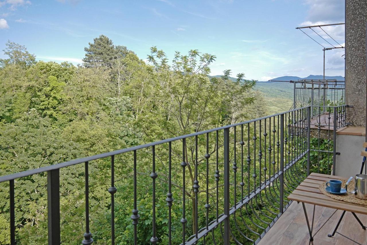Il verde della valle visto dal balcone de La Fuga