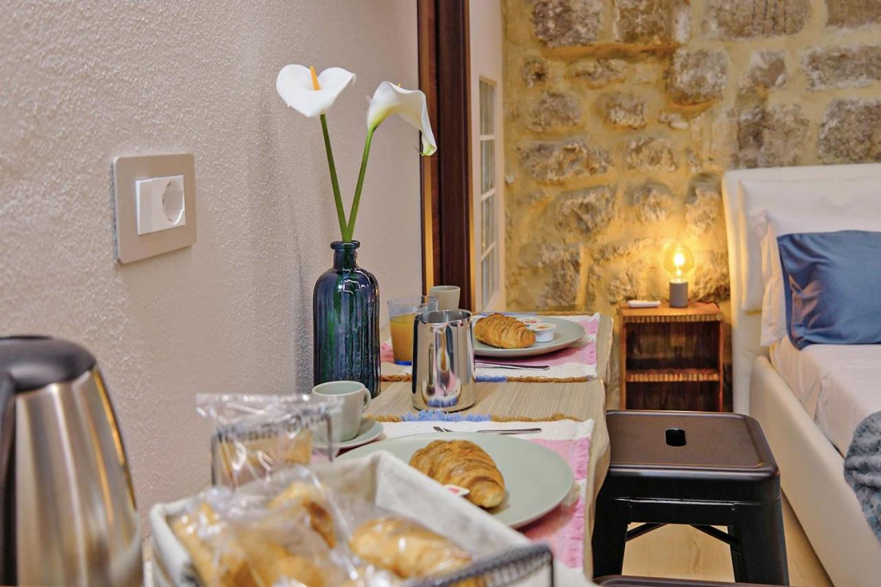 Dettaglio della colazione, con calla e brocca blu