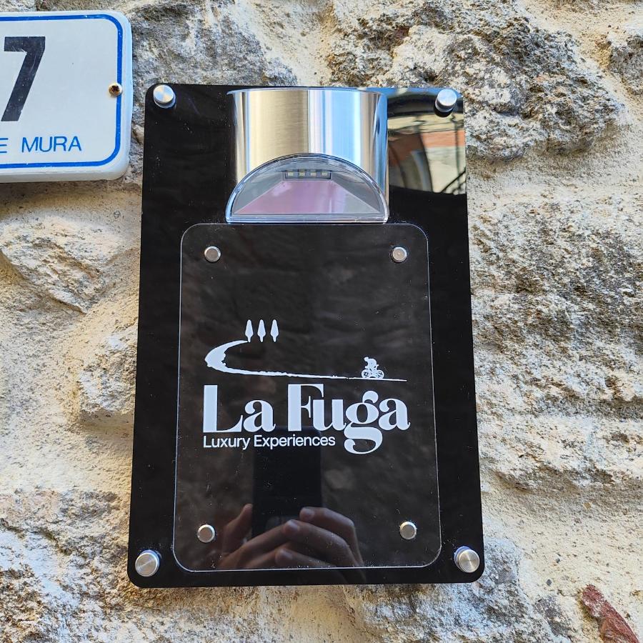 L'insegna de La Fuga in via delle Mura